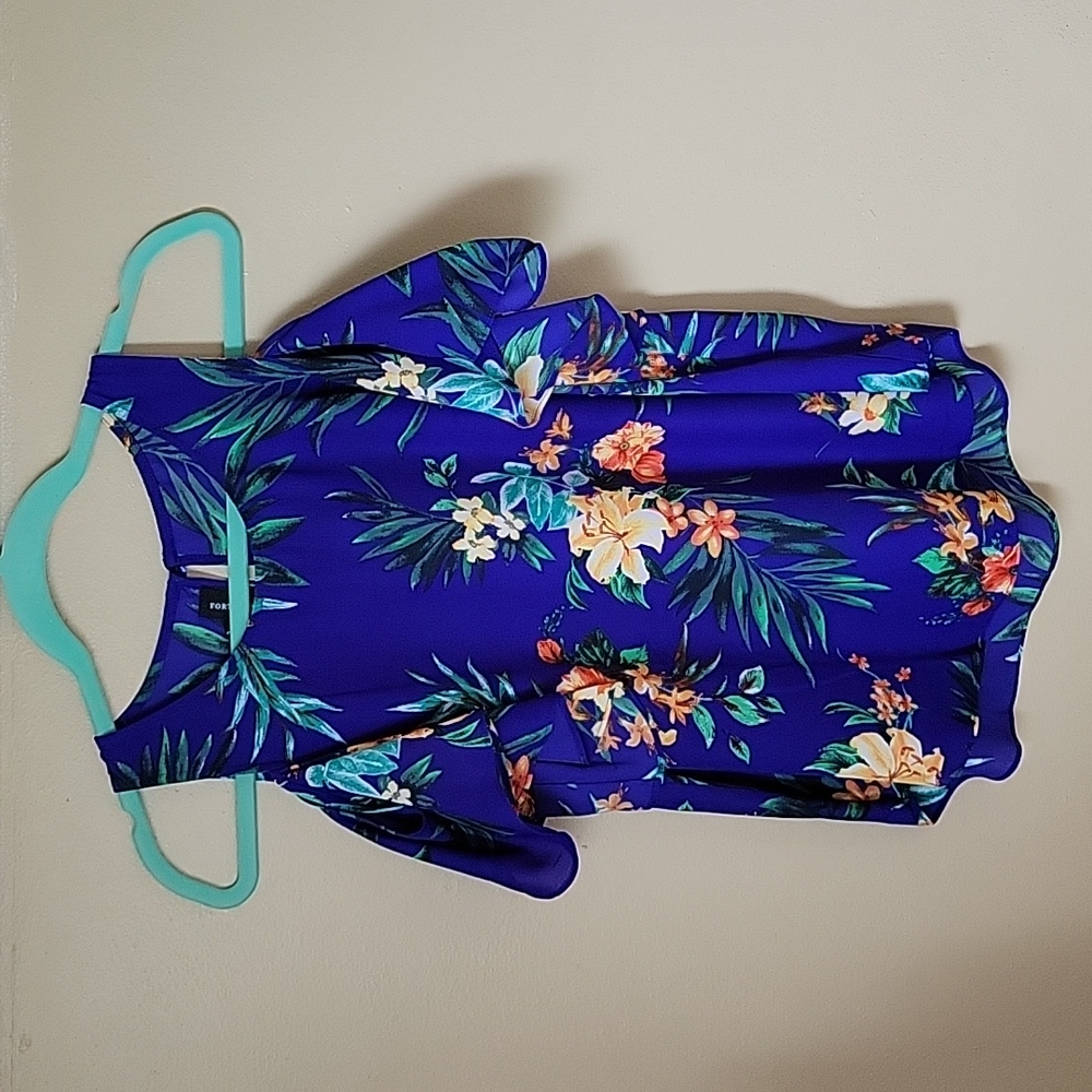 Short-sleeve shoulder cut out floral top